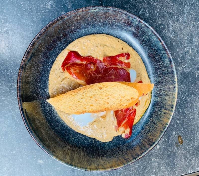 Œuf parfait crème de champignons de paris,  chips de jambon cru