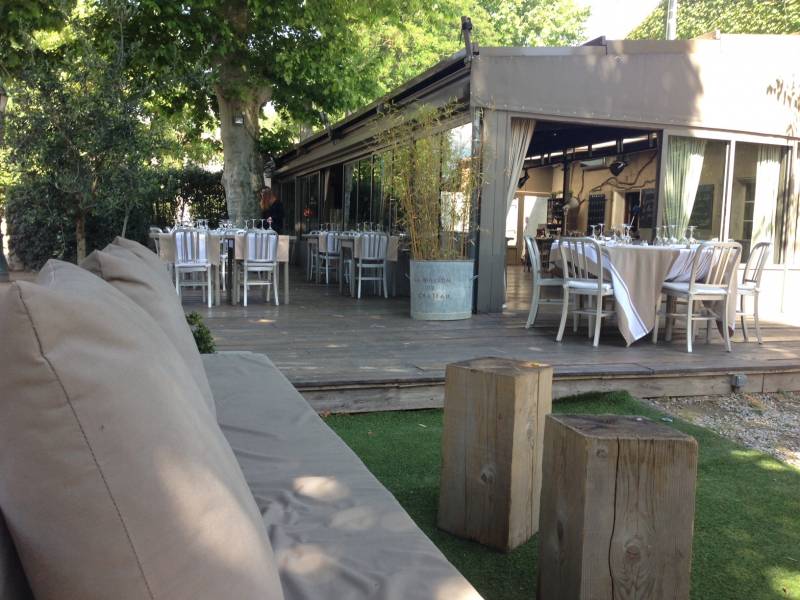 Restaurant avec terrasse ombragée au pied de la Sainte Victoire